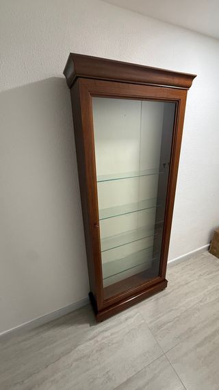 Vitrina de salón de madera y cristal