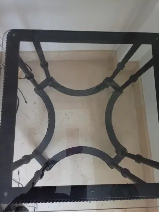 Mesa auxiliar cristal y metal FORJA negra