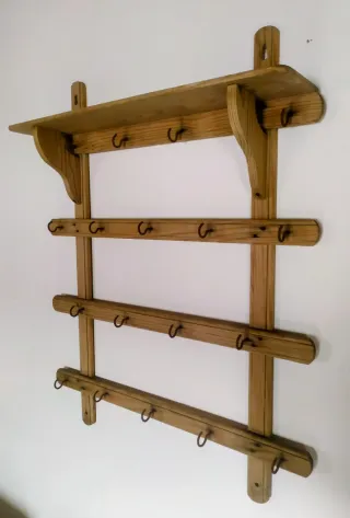 Estantería de madera con ganchos antigua