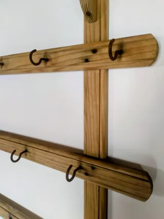 Estantería de madera con ganchos antigua