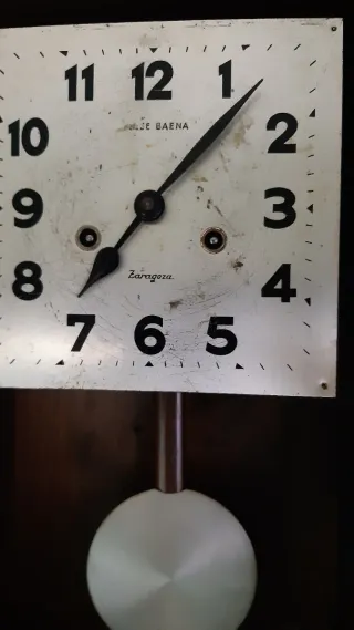 Reloj de pared antiguo a cuerda