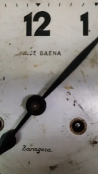 Reloj de pared antiguo a cuerda