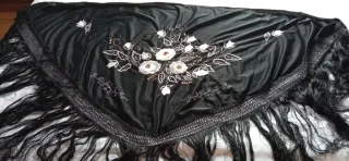 Chal negro con bordado floral blanco