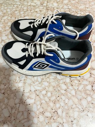 Zapatillas Umbro Talla 45 Azul y Blanco