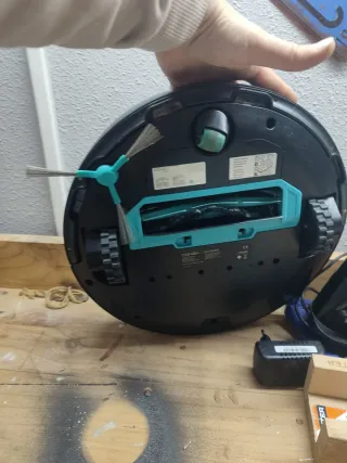 Robot Conga 3290 para piezas. El cargador ok
