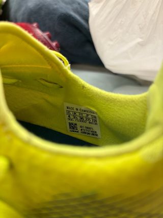 Zapatos de fútbol Adidas amarillos