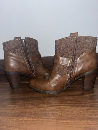 Botines de tacón marrones con encaje