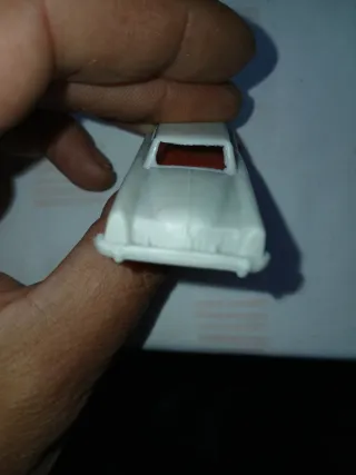 Coche antiguo blanco - le falta rueda