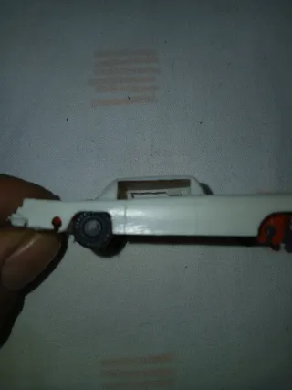 Coche antiguo blanco - le falta rueda