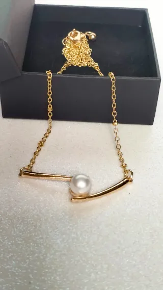 Collar dorado minimalista con perla