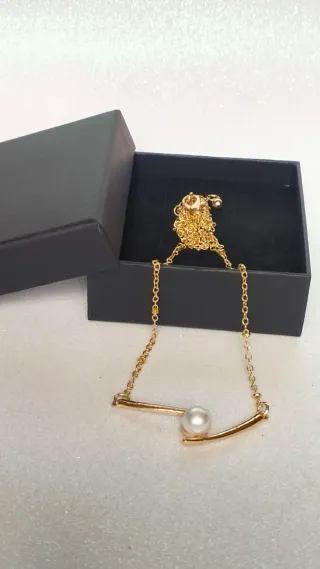 Collar dorado minimalista con perla