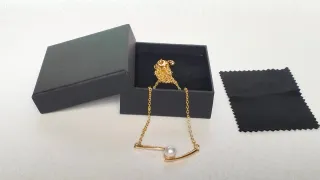 Collar dorado minimalista con perla