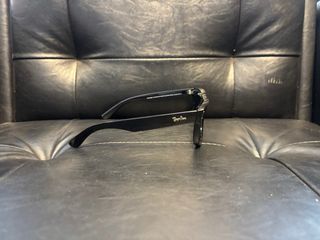 Gafas de sol negras y cristales verdes oscuro