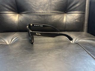 Gafas de sol negras y cristales verdes oscuro