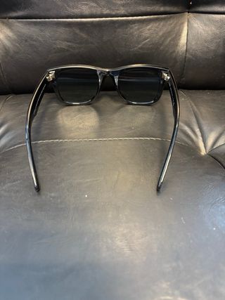 Gafas de sol negras y cristales verdes oscuro