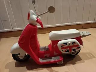 Moto de juguete roja  y blanca