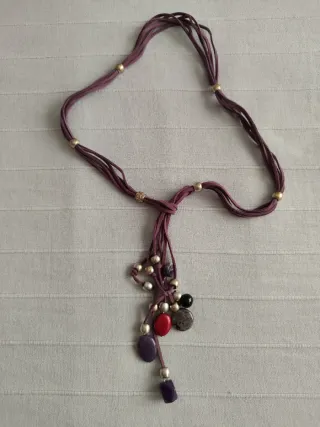 Colgante y pulsera de cuero morado y dorado