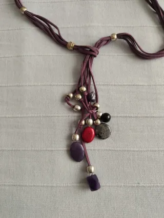 Colgante y pulsera de cuero morado y dorado