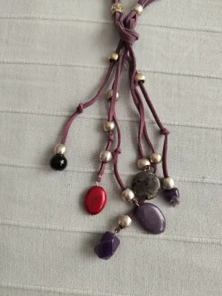 Colgante y pulsera de cuero morado y dorado