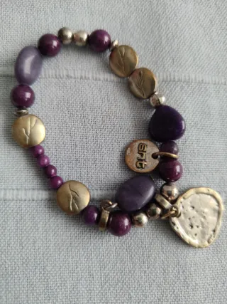 Colgante y pulsera de cuero morado y dorado
