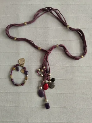 Colgante y pulsera de cuero morado y dorado