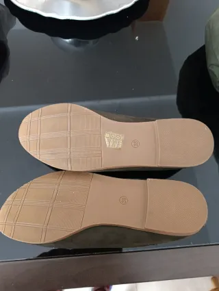 Zapatos planos verde oliva con tachuelas