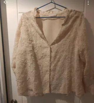 Blusa beige con encaje