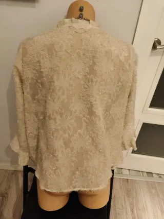 Blusa beige con encaje