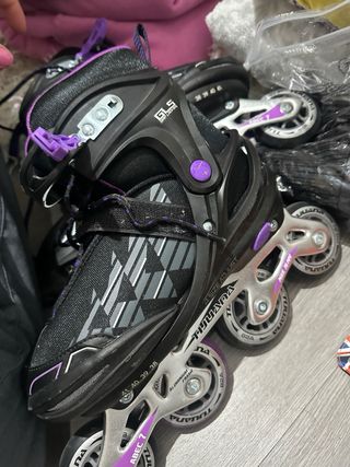 Patines en línea negros y morados