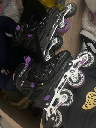 Patines en línea negros y morados