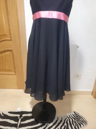 Vestido negro fiesta con fajín rosa