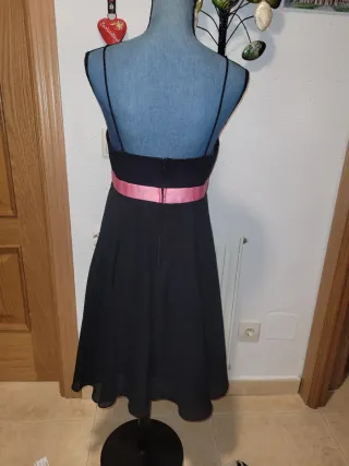 Vestido negro fiesta con fajín rosa