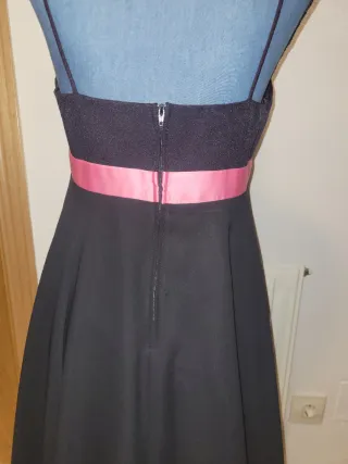 Vestido negro fiesta con fajín rosa