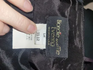 Vestido negro fiesta con fajín rosa