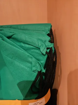 20 Mochilas Verdes con Cuerdas Negras