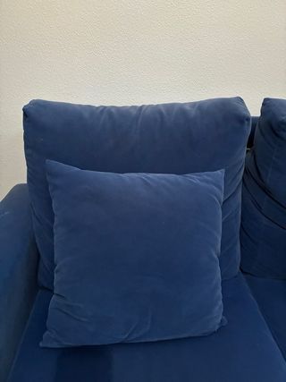 Sofá azul aterciopelado