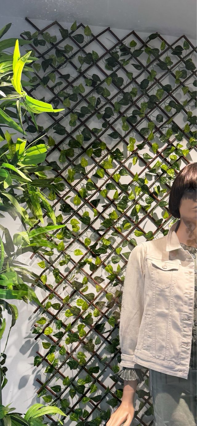 Celosías de madera con hiedra artificial