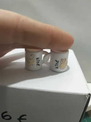 Coppia di tazze in miniatura con gatti