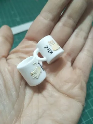 Coppia di tazze in miniatura con gatti