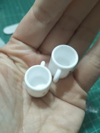 Coppia di tazze in miniatura con gatti