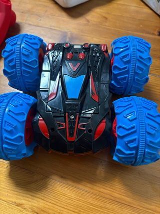 Coche teledirigido rojo y azul