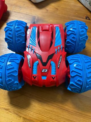 Coche teledirigido rojo y azul