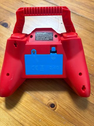 Coche teledirigido rojo y azul