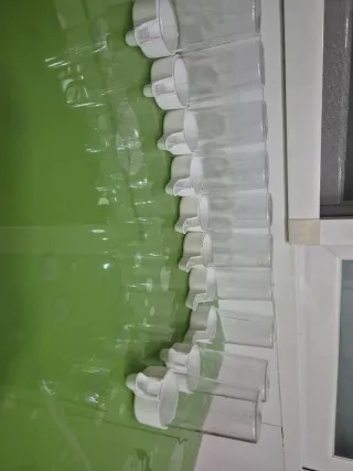 Bebedero para pájaros transparente