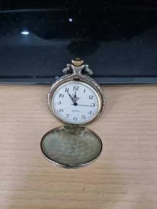 Reloj de bolsillo con tren grabado