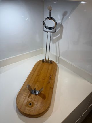 Jamonero 3 Claveles Madera y Metal.