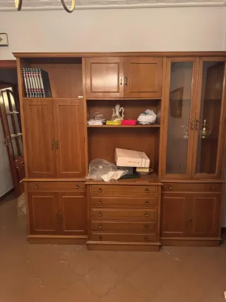 Mueble de madera con detalles dorados