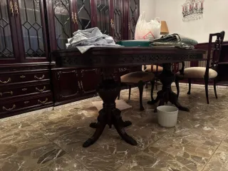 Mueble de madera con detalles dorados