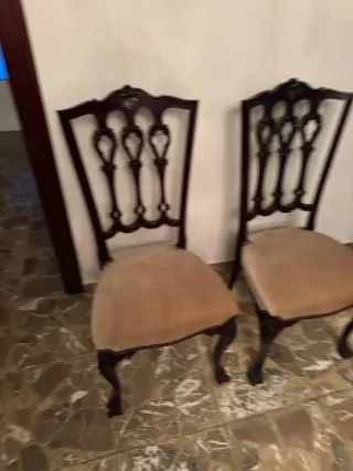 Mueble de madera con detalles dorados