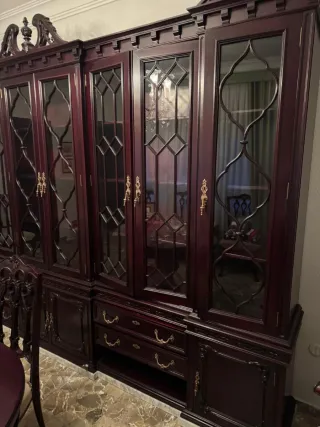 Mueble de madera con detalles dorados